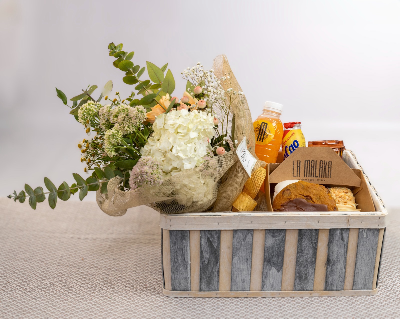 Cesta de Desayuno con Flores