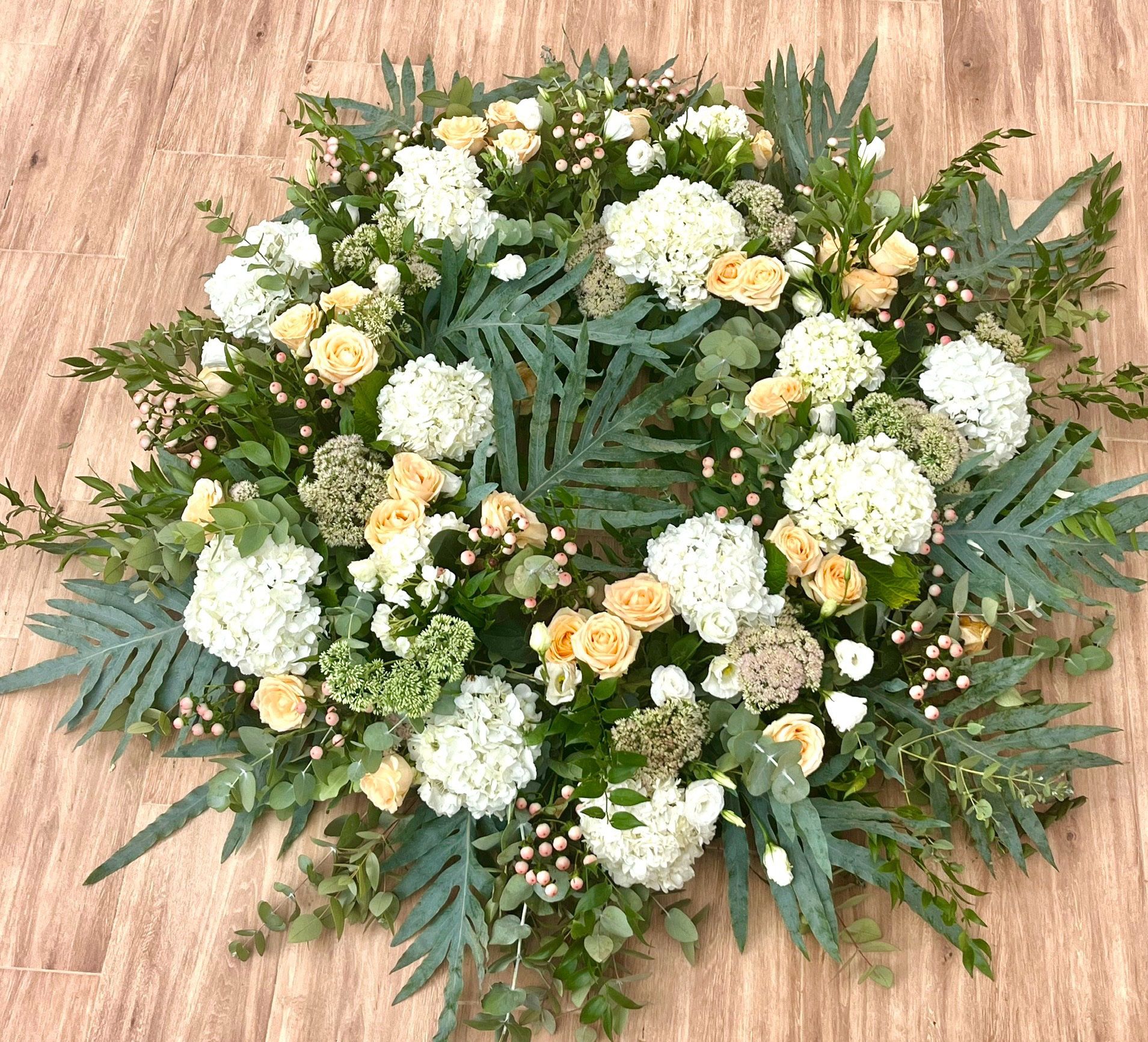 corona funeraria con flores frescas